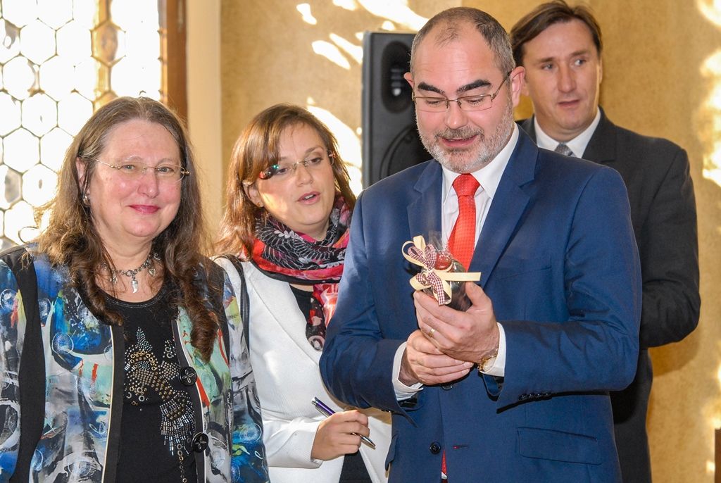„Jedním z úkolů města Plzně je podporovat podnikatelské prostředí, a to i směrem k německým firmám. V Plzni se mnoha německým firmám daří, obě země mají hodně společného a jsem tomu rád,“ řekl dnes na radnici primátor města Plzně Martin Zrzavecký skupině podnikatelů a podnikatelek z Bavorska. Majitele, ředitele a další zástupce firem, jako jsou například společnosti Penninger, Zurich Gruppe, Donner + Partner Bildungszentren i další, přijal v doprovodu Ivo Grünera, náměstka hejtmana Plzeňského kraje pro regionální rozvoj, fondy EU a informatiku. (foto: 23.10.2015)