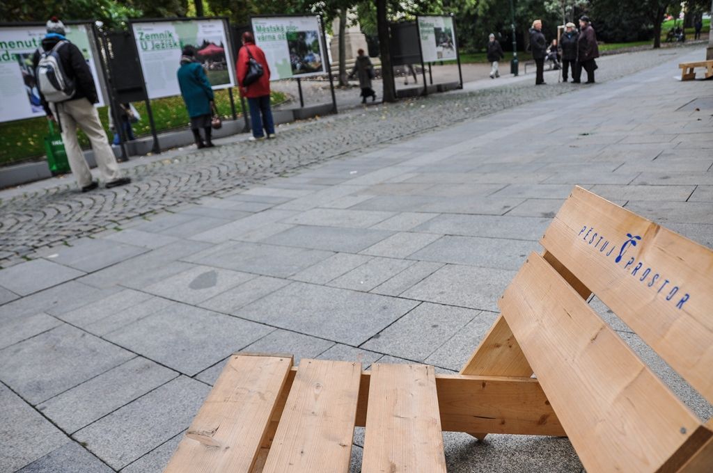 Výstava zachycující tři roky aktivit spolku Pěstuj prostor je od úterý 20. října k vidění ve Smetanových sadech v Plzni. Venkovní panely nabízí přehled realizovaných akcí, od občanských podnětů v otevřené výzvě přes konkrétní prvky vzdělávacího programu až po Plzeňský architektonický manuál či Zelenou mapu Plzně. Lidé tak mají možnost dozvědět se o projektech Prameny na Roudné, Zapomenutá zahrada, Almara překvapení, Den architektury a mnoho dalších. (foto: 20.10.2015)