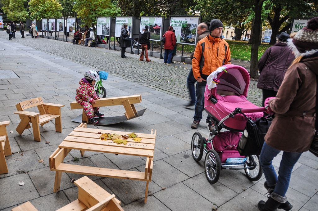 Výstava zachycující tři roky aktivit spolku Pěstuj prostor je od úterý 20. října k vidění ve Smetanových sadech v Plzni. Venkovní panely nabízí přehled realizovaných akcí, od občanských podnětů v otevřené výzvě přes konkrétní prvky vzdělávacího programu až po Plzeňský architektonický manuál či Zelenou mapu Plzně. Lidé tak mají možnost dozvědět se o projektech Prameny na Roudné, Zapomenutá zahrada, Almara překvapení, Den architektury a mnoho dalších. (foto: 20.10.2015)