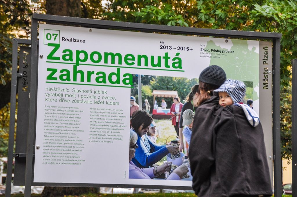 Výstava zachycující tři roky aktivit spolku Pěstuj prostor je od úterý 20. října k vidění ve Smetanových sadech v Plzni. Venkovní panely nabízí přehled realizovaných akcí, od občanských podnětů v otevřené výzvě přes konkrétní prvky vzdělávacího programu až po Plzeňský architektonický manuál či Zelenou mapu Plzně. Lidé tak mají možnost dozvědět se o projektech Prameny na Roudné, Zapomenutá zahrada, Almara překvapení, Den architektury a mnoho dalších. (foto: 20.10.2015)