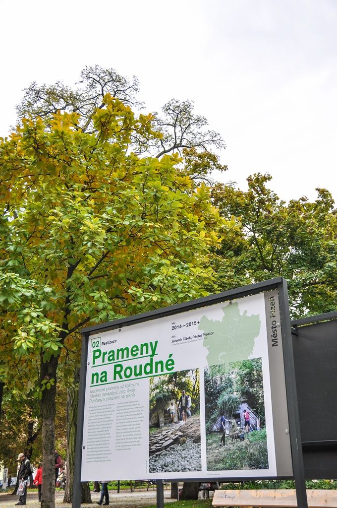 Výstava zachycující tři roky aktivit spolku Pěstuj prostor je od úterý 20. října k vidění ve Smetanových sadech v Plzni. Venkovní panely nabízí přehled realizovaných akcí, od občanských podnětů v otevřené výzvě přes konkrétní prvky vzdělávacího programu až po Plzeňský architektonický manuál či Zelenou mapu Plzně. Lidé tak mají možnost dozvědět se o projektech Prameny na Roudné, Zapomenutá zahrada, Almara překvapení, Den architektury a mnoho dalších. (foto: 20.10.2015)