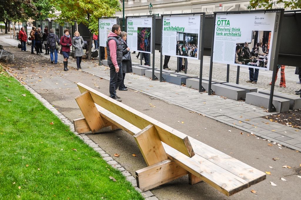 Výstava zachycující tři roky aktivit spolku Pěstuj prostor je od úterý 20. října k vidění ve Smetanových sadech v Plzni. Venkovní panely nabízí přehled realizovaných akcí, od občanských podnětů v otevřené výzvě přes konkrétní prvky vzdělávacího programu až po Plzeňský architektonický manuál či Zelenou mapu Plzně. Lidé tak mají možnost dozvědět se o projektech Prameny na Roudné, Zapomenutá zahrada, Almara překvapení, Den architektury a mnoho dalších. (foto: 20.10.2015)