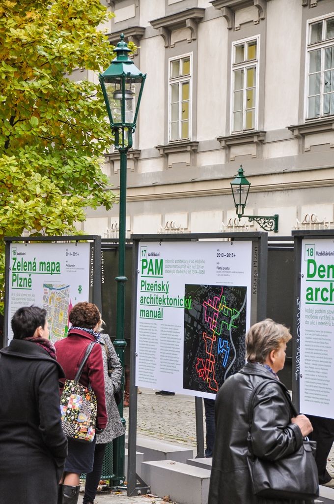 Výstava zachycující tři roky aktivit spolku Pěstuj prostor je od úterý 20. října k vidění ve Smetanových sadech v Plzni. Venkovní panely nabízí přehled realizovaných akcí, od občanských podnětů v otevřené výzvě přes konkrétní prvky vzdělávacího programu až po Plzeňský architektonický manuál či Zelenou mapu Plzně. Lidé tak mají možnost dozvědět se o projektech Prameny na Roudné, Zapomenutá zahrada, Almara překvapení, Den architektury a mnoho dalších. (foto: 20.10.2015)