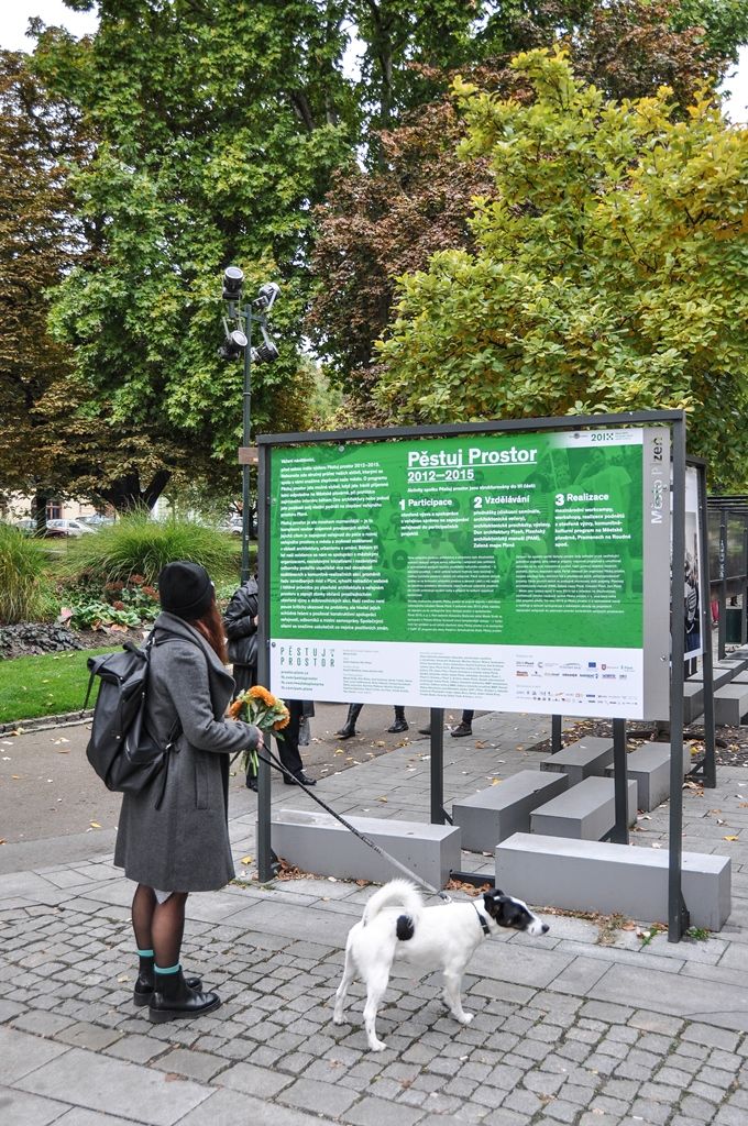 Výstava zachycující tři roky aktivit spolku Pěstuj prostor je od úterý 20. října k vidění ve Smetanových sadech v Plzni. Venkovní panely nabízí přehled realizovaných akcí, od občanských podnětů v otevřené výzvě přes konkrétní prvky vzdělávacího programu až po Plzeňský architektonický manuál či Zelenou mapu Plzně. Lidé tak mají možnost dozvědět se o projektech Prameny na Roudné, Zapomenutá zahrada, Almara překvapení, Den architektury a mnoho dalších. (foto: 20.10.2015)