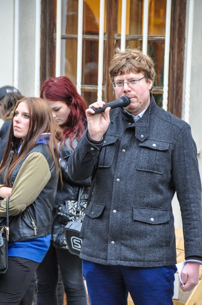 Výstava zachycující tři roky aktivit spolku Pěstuj prostor je od úterý 20. října k vidění ve Smetanových sadech v Plzni. Venkovní panely nabízí přehled realizovaných akcí, od občanských podnětů v otevřené výzvě přes konkrétní prvky vzdělávacího programu až po Plzeňský architektonický manuál či Zelenou mapu Plzně. Lidé tak mají možnost dozvědět se o projektech Prameny na Roudné, Zapomenutá zahrada, Almara překvapení, Den architektury a mnoho dalších. (foto: 20.10.2015)