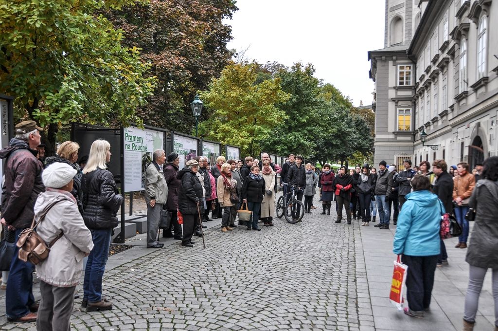 Výstava zachycující tři roky aktivit spolku Pěstuj prostor je od úterý 20. října k vidění ve Smetanových sadech v Plzni. Venkovní panely nabízí přehled realizovaných akcí, od občanských podnětů v otevřené výzvě přes konkrétní prvky vzdělávacího programu až po Plzeňský architektonický manuál či Zelenou mapu Plzně. Lidé tak mají možnost dozvědět se o projektech Prameny na Roudné, Zapomenutá zahrada, Almara překvapení, Den architektury a mnoho dalších. (foto: 20.10.2015)