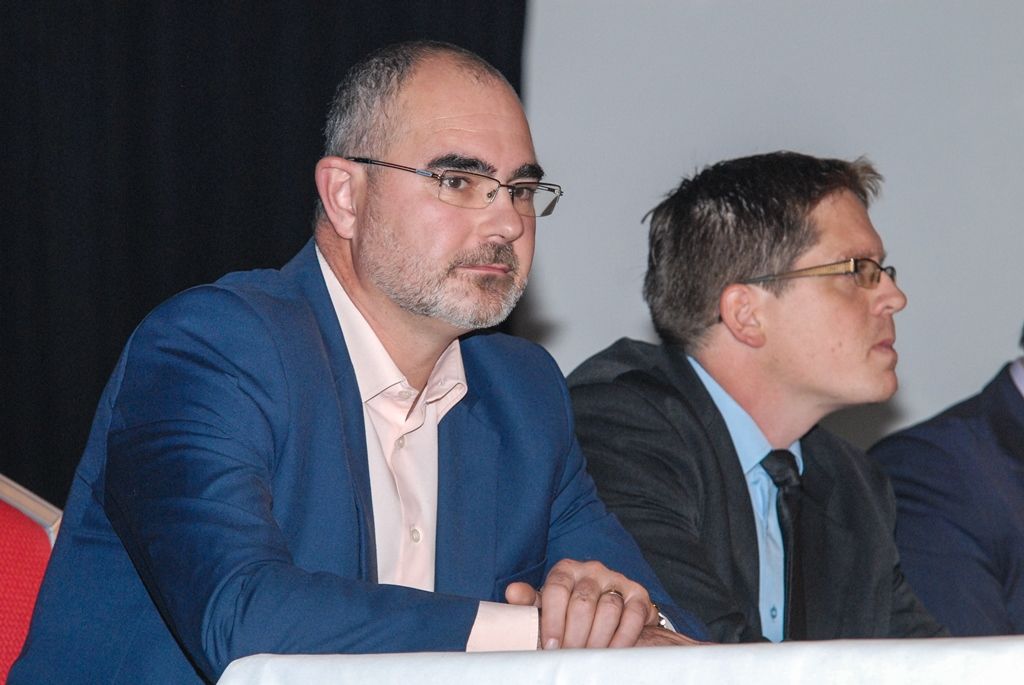 V Plzni jako Evropském hlavním městě kultury přivítal dnes (21.10.2015) účastníky 23. Silniční konference primátor města Martin Zrzavecký. Na setkání, jehož tématem je problematika silničních staveb a jejich financování, podotkl, že celoroční kulturní projekt je i dílem rozvojovým, aby se v Plzni lépe žilo. „Jedna čtvrtina rozpočtu města Plzně putuje do dopravy, do městské hromadné dopravy, staveb i celého systému. Plzeň je připravena čerpat dotace z Evropské unie i ze státního rozpočtu. Snažíme se dělat vše pro to, aby se v Plzni lépe jezdilo,“ uvedl v úvodu primátor. Zmínil, že tou správnou cestou, jak financovat i realizovat silniční a dopravní stavby, je spolupráce na úrovni státu, kraje a města.