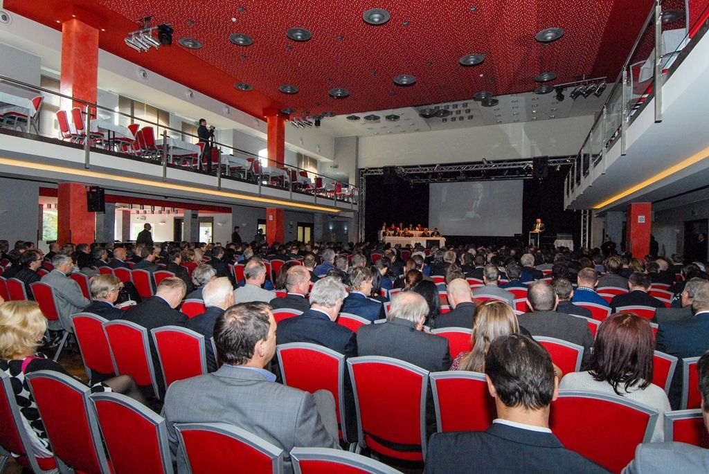 V Plzni jako Evropském hlavním městě kultury přivítal dnes (21.10.2015) účastníky 23. Silniční konference primátor města Martin Zrzavecký. Na setkání, jehož tématem je problematika silničních staveb a jejich financování, podotkl, že celoroční kulturní projekt je i dílem rozvojovým, aby se v Plzni lépe žilo. „Jedna čtvrtina rozpočtu města Plzně putuje do dopravy, do městské hromadné dopravy, staveb i celého systému. Plzeň je připravena čerpat dotace z Evropské unie i ze státního rozpočtu. Snažíme se dělat vše pro to, aby se v Plzni lépe jezdilo,“ uvedl v úvodu primátor. Zmínil, že tou správnou cestou, jak financovat i realizovat silniční a dopravní stavby, je spolupráce na úrovni státu, kraje a města.