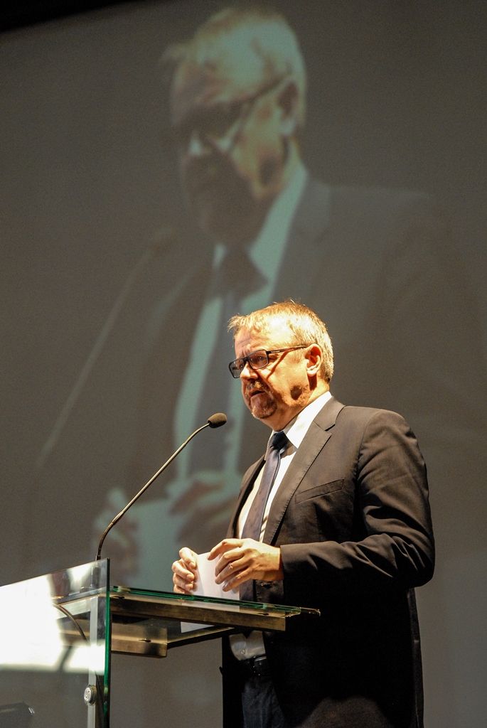 V Plzni jako Evropském hlavním městě kultury přivítal dnes (21.10.2015) účastníky 23. Silniční konference primátor města Martin Zrzavecký. Na setkání, jehož tématem je problematika silničních staveb a jejich financování, podotkl, že celoroční kulturní projekt je i dílem rozvojovým, aby se v Plzni lépe žilo. „Jedna čtvrtina rozpočtu města Plzně putuje do dopravy, do městské hromadné dopravy, staveb i celého systému. Plzeň je připravena čerpat dotace z Evropské unie i ze státního rozpočtu. Snažíme se dělat vše pro to, aby se v Plzni lépe jezdilo,“ uvedl v úvodu primátor. Zmínil, že tou správnou cestou, jak financovat i realizovat silniční a dopravní stavby, je spolupráce na úrovni státu, kraje a města.