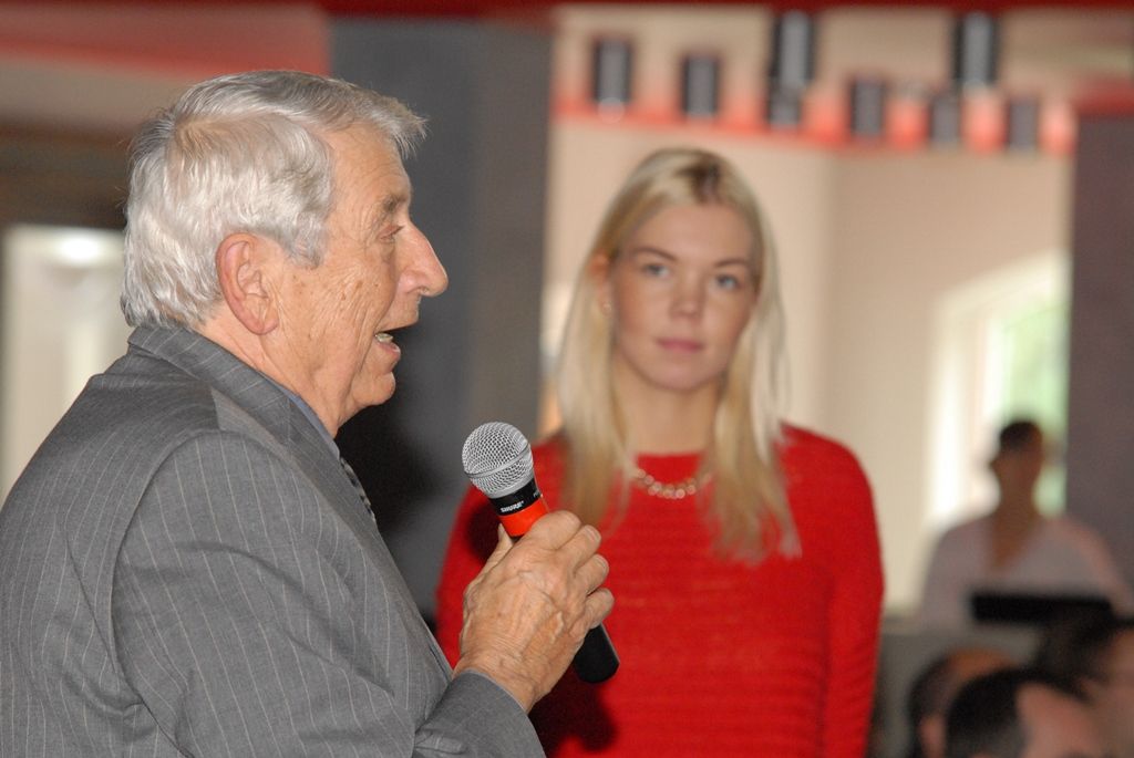 V Plzni jako Evropském hlavním městě kultury přivítal dnes (21.10.2015) účastníky 23. Silniční konference primátor města Martin Zrzavecký. Na setkání, jehož tématem je problematika silničních staveb a jejich financování, podotkl, že celoroční kulturní projekt je i dílem rozvojovým, aby se v Plzni lépe žilo. „Jedna čtvrtina rozpočtu města Plzně putuje do dopravy, do městské hromadné dopravy, staveb i celého systému. Plzeň je připravena čerpat dotace z Evropské unie i ze státního rozpočtu. Snažíme se dělat vše pro to, aby se v Plzni lépe jezdilo,“ uvedl v úvodu primátor. Zmínil, že tou správnou cestou, jak financovat i realizovat silniční a dopravní stavby, je spolupráce na úrovni státu, kraje a města.