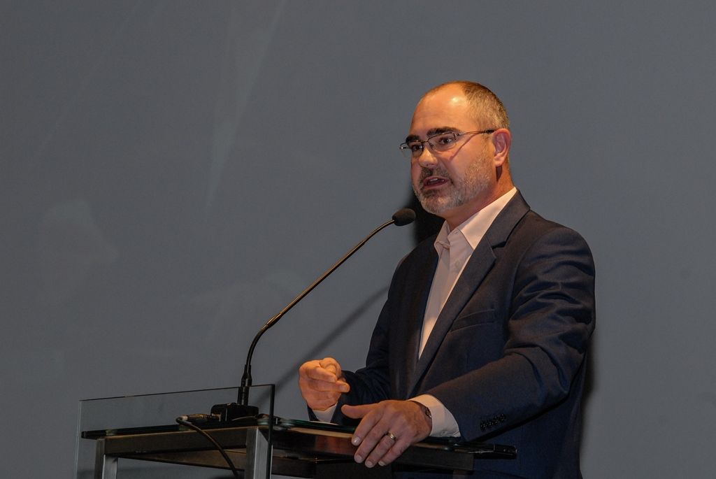 V Plzni jako Evropském hlavním městě kultury přivítal dnes (21.10.2015) účastníky 23. Silniční konference primátor města Martin Zrzavecký. Na setkání, jehož tématem je problematika silničních staveb a jejich financování, podotkl, že celoroční kulturní projekt je i dílem rozvojovým, aby se v Plzni lépe žilo. „Jedna čtvrtina rozpočtu města Plzně putuje do dopravy, do městské hromadné dopravy, staveb i celého systému. Plzeň je připravena čerpat dotace z Evropské unie i ze státního rozpočtu. Snažíme se dělat vše pro to, aby se v Plzni lépe jezdilo,“ uvedl v úvodu primátor. Zmínil, že tou správnou cestou, jak financovat i realizovat silniční a dopravní stavby, je spolupráce na úrovni státu, kraje a města.