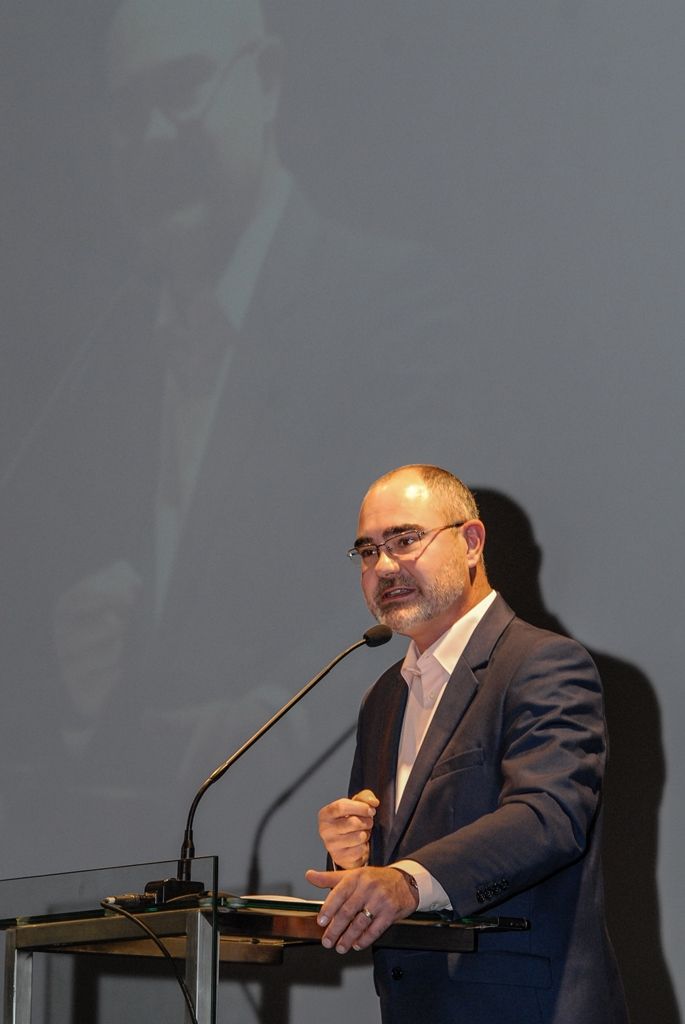 V Plzni jako Evropském hlavním městě kultury přivítal dnes (21.10.2015) účastníky 23. Silniční konference primátor města Martin Zrzavecký. Na setkání, jehož tématem je problematika silničních staveb a jejich financování, podotkl, že celoroční kulturní projekt je i dílem rozvojovým, aby se v Plzni lépe žilo. „Jedna čtvrtina rozpočtu města Plzně putuje do dopravy, do městské hromadné dopravy, staveb i celého systému. Plzeň je připravena čerpat dotace z Evropské unie i ze státního rozpočtu. Snažíme se dělat vše pro to, aby se v Plzni lépe jezdilo,“ uvedl v úvodu primátor. Zmínil, že tou správnou cestou, jak financovat i realizovat silniční a dopravní stavby, je spolupráce na úrovni státu, kraje a města.
