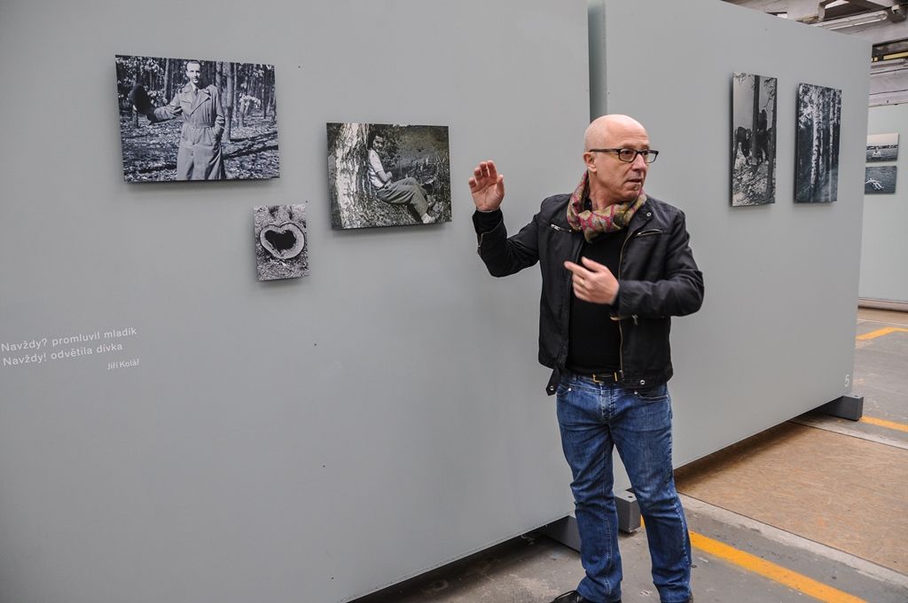 Ráj mezi čtyřmi řekami v podobě výstavy rodinných fotografií Plzeňanů je nyní k vidění v kreativní zóně DEPO2015. Druhá část fotoalba tvořící pestrý obrázek města nabízí konečný výběr z nasbíraných snímků a je vyústěním ročního projektu, v jehož rámci se podařilo shromáždit na tři tisíce obrázků. Společnost Plzeň 2015 se při tvorbě nechala inspirovat podobným projektem z Marseille a i plzeňské snímky vybíral francouzský scénograf Jean-Pierre Moulères. Zobrazují živé příběhy, historii a každodenní život Plzeňanů. (foto: 20.10.2015, E. Kriegerová)