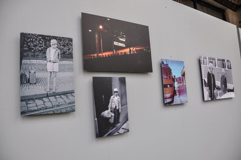 Ráj mezi čtyřmi řekami v podobě výstavy rodinných fotografií Plzeňanů je nyní k vidění v kreativní zóně DEPO2015. Druhá část fotoalba tvořící pestrý obrázek města nabízí konečný výběr z nasbíraných snímků a je vyústěním ročního projektu, v jehož rámci se podařilo shromáždit na tři tisíce obrázků. Společnost Plzeň 2015 se při tvorbě nechala inspirovat podobným projektem z Marseille a i plzeňské snímky vybíral francouzský scénograf Jean-Pierre Moulères. Zobrazují živé příběhy, historii a každodenní život Plzeňanů. (foto: 20.10.2015, E. Kriegerová)