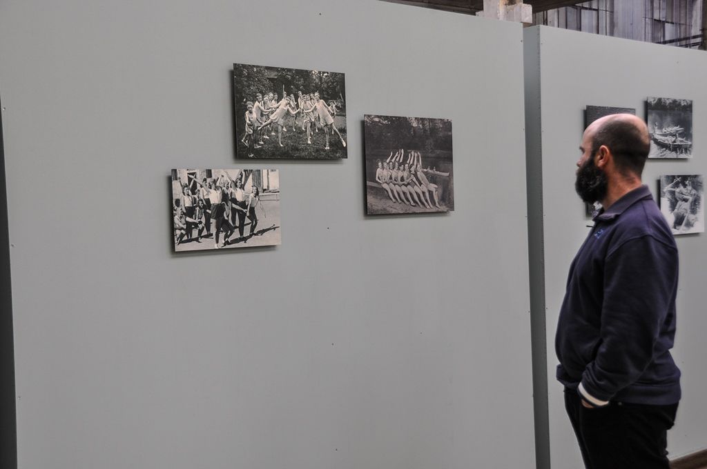 Ráj mezi čtyřmi řekami v podobě výstavy rodinných fotografií Plzeňanů je nyní k vidění v kreativní zóně DEPO2015. Druhá část fotoalba tvořící pestrý obrázek města nabízí konečný výběr z nasbíraných snímků a je vyústěním ročního projektu, v jehož rámci se podařilo shromáždit na tři tisíce obrázků. Společnost Plzeň 2015 se při tvorbě nechala inspirovat podobným projektem z Marseille a i plzeňské snímky vybíral francouzský scénograf Jean-Pierre Moulères. Zobrazují živé příběhy, historii a každodenní život Plzeňanů. (foto: 20.10.2015, E. Kriegerová)