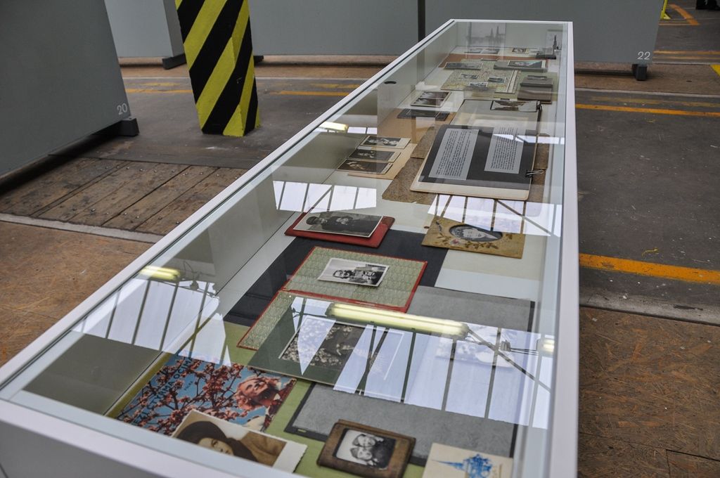 Ráj mezi čtyřmi řekami v podobě výstavy rodinných fotografií Plzeňanů je nyní k vidění v kreativní zóně DEPO2015. Druhá část fotoalba tvořící pestrý obrázek města nabízí konečný výběr z nasbíraných snímků a je vyústěním ročního projektu, v jehož rámci se podařilo shromáždit na tři tisíce obrázků. Společnost Plzeň 2015 se při tvorbě nechala inspirovat podobným projektem z Marseille a i plzeňské snímky vybíral francouzský scénograf Jean-Pierre Moulères. Zobrazují živé příběhy, historii a každodenní život Plzeňanů. (foto: 20.10.2015, E. Kriegerová)