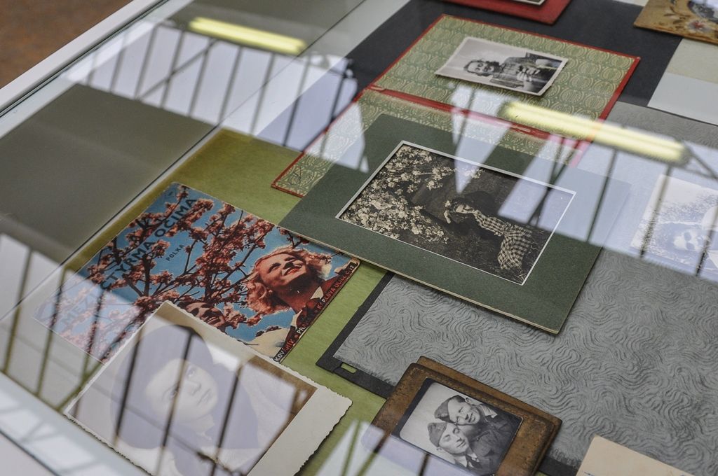 Ráj mezi čtyřmi řekami v podobě výstavy rodinných fotografií Plzeňanů je nyní k vidění v kreativní zóně DEPO2015. Druhá část fotoalba tvořící pestrý obrázek města nabízí konečný výběr z nasbíraných snímků a je vyústěním ročního projektu, v jehož rámci se podařilo shromáždit na tři tisíce obrázků. Společnost Plzeň 2015 se při tvorbě nechala inspirovat podobným projektem z Marseille a i plzeňské snímky vybíral francouzský scénograf Jean-Pierre Moulères. Zobrazují živé příběhy, historii a každodenní život Plzeňanů. (foto: 20.10.2015, E. Kriegerová)