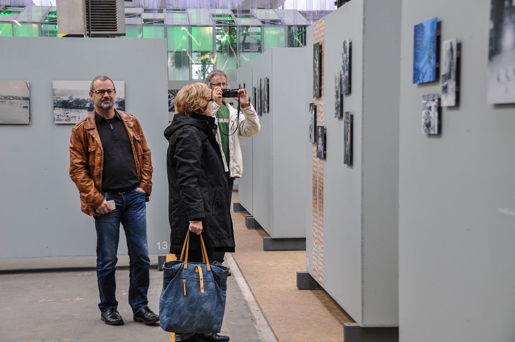 Ráj mezi čtyřmi řekami v podobě výstavy rodinných fotografií Plzeňanů je nyní k vidění v kreativní zóně DEPO2015. Druhá část fotoalba tvořící pestrý obrázek města nabízí konečný výběr z nasbíraných snímků a je vyústěním ročního projektu, v jehož rámci se podařilo shromáždit na tři tisíce obrázků. Společnost Plzeň 2015 se při tvorbě nechala inspirovat podobným projektem z Marseille a i plzeňské snímky vybíral francouzský scénograf Jean-Pierre Moulères. Zobrazují živé příběhy, historii a každodenní život Plzeňanů. (foto: 20.10.2015, E. Kriegerová)
