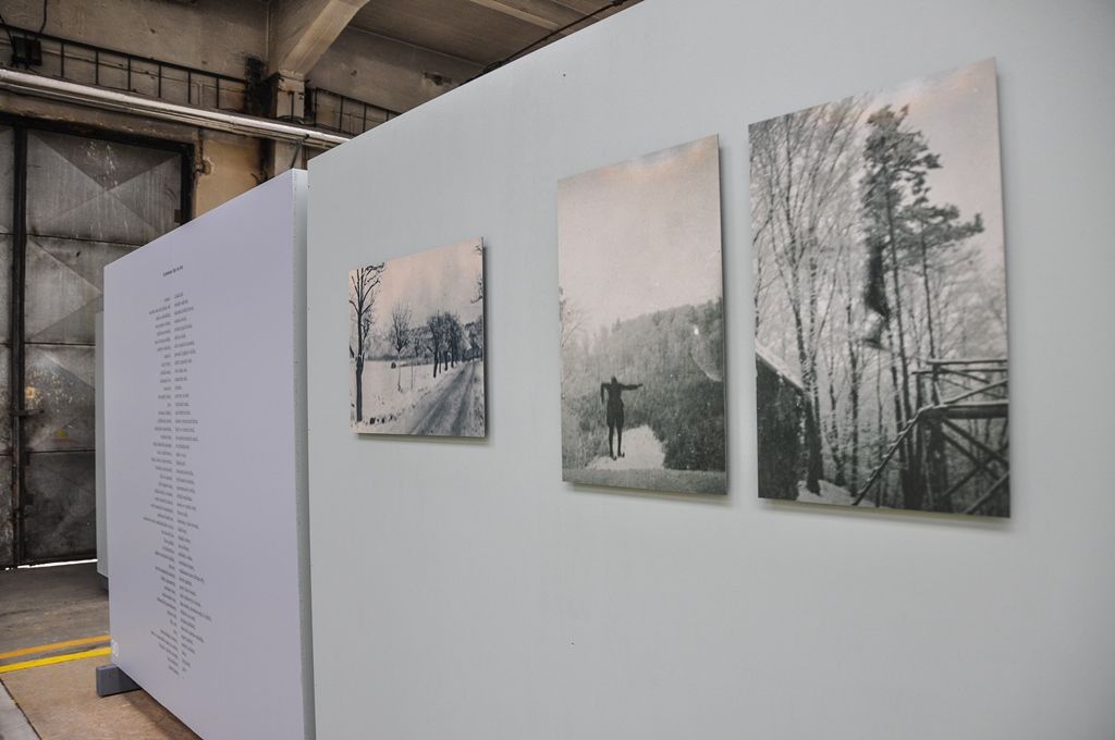 Ráj mezi čtyřmi řekami v podobě výstavy rodinných fotografií Plzeňanů je nyní k vidění v kreativní zóně DEPO2015. Druhá část fotoalba tvořící pestrý obrázek města nabízí konečný výběr z nasbíraných snímků a je vyústěním ročního projektu, v jehož rámci se podařilo shromáždit na tři tisíce obrázků. Společnost Plzeň 2015 se při tvorbě nechala inspirovat podobným projektem z Marseille a i plzeňské snímky vybíral francouzský scénograf Jean-Pierre Moulères. Zobrazují živé příběhy, historii a každodenní život Plzeňanů. (foto: 20.10.2015, E. Kriegerová)
