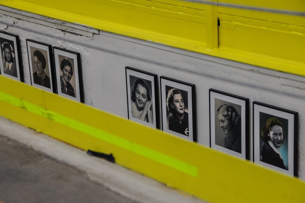 Ráj mezi čtyřmi řekami v podobě výstavy rodinných fotografií Plzeňanů je nyní k vidění v kreativní zóně DEPO2015. Druhá část fotoalba tvořící pestrý obrázek města nabízí konečný výběr z nasbíraných snímků a je vyústěním ročního projektu, v jehož rámci se podařilo shromáždit na tři tisíce obrázků. Společnost Plzeň 2015 se při tvorbě nechala inspirovat podobným projektem z Marseille a i plzeňské snímky vybíral francouzský scénograf Jean-Pierre Moulères. Zobrazují živé příběhy, historii a každodenní život Plzeňanů. (foto: 20.10.2015, E. Kriegerová)