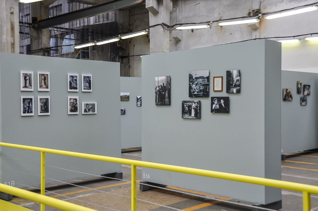 Ráj mezi čtyřmi řekami v podobě výstavy rodinných fotografií Plzeňanů je nyní k vidění v kreativní zóně DEPO2015. Druhá část fotoalba tvořící pestrý obrázek města nabízí konečný výběr z nasbíraných snímků a je vyústěním ročního projektu, v jehož rámci se podařilo shromáždit na tři tisíce obrázků. Společnost Plzeň 2015 se při tvorbě nechala inspirovat podobným projektem z Marseille a i plzeňské snímky vybíral francouzský scénograf Jean-Pierre Moulères. Zobrazují živé příběhy, historii a každodenní život Plzeňanů. (foto: 20.10.2015, E. Kriegerová)