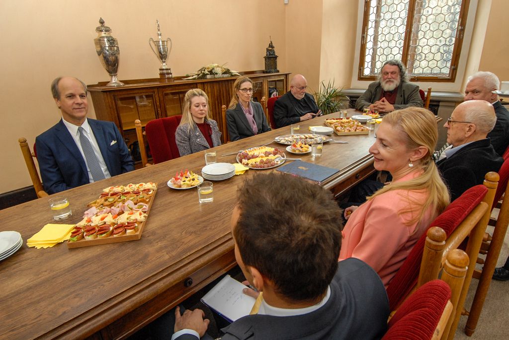 Výjimečné české i zahraniční osobnosti i instituce dnes v Plzni získaly Cenu Ladislava Sutnara, kterou uděluje Fakulta designu a umění Ladislava Sutnara Západočeské univerzity. Slavnostní ceremoniál se uskutečnil v obřadní síni radnice, předcházelo mu přijetí laureátů i vedení fakulty náměstkyní primátora Evou Herinkovou. (foto: 26.10.2015)