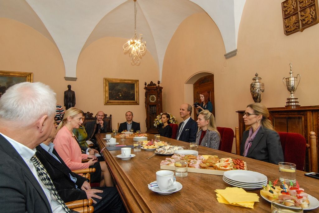 Výjimečné české i zahraniční osobnosti i instituce dnes v Plzni získaly Cenu Ladislava Sutnara, kterou uděluje Fakulta designu a umění Ladislava Sutnara Západočeské univerzity. Slavnostní ceremoniál se uskutečnil v obřadní síni radnice, předcházelo mu přijetí laureátů i vedení fakulty náměstkyní primátora Evou Herinkovou. (foto: 26.10.2015)