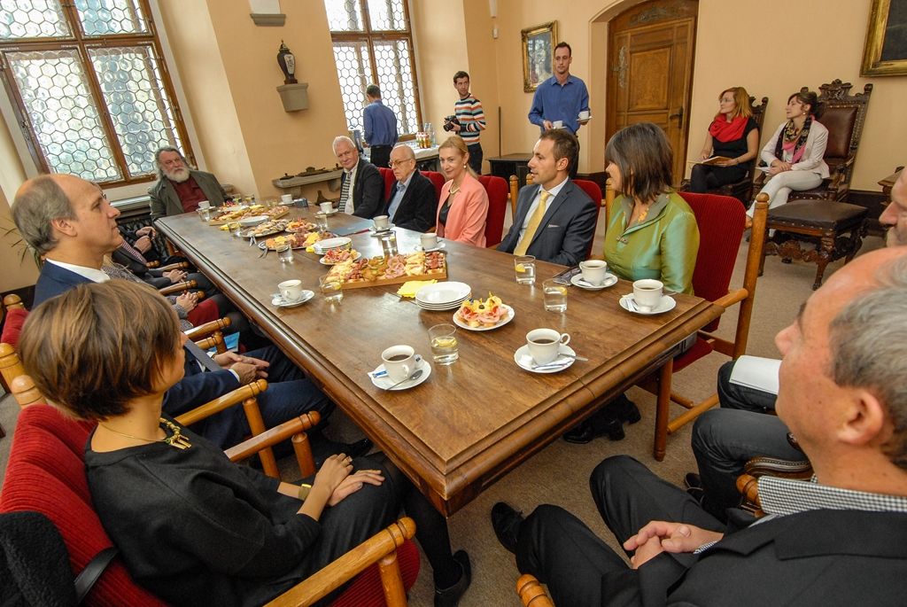 Výjimečné české i zahraniční osobnosti i instituce dnes v Plzni získaly Cenu Ladislava Sutnara, kterou uděluje Fakulta designu a umění Ladislava Sutnara Západočeské univerzity. Slavnostní ceremoniál se uskutečnil v obřadní síni radnice, předcházelo mu přijetí laureátů i vedení fakulty náměstkyní primátora Evou Herinkovou. (foto: 26.10.2015)