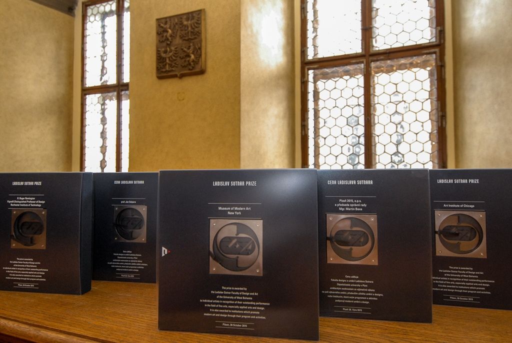 Výjimečné české i zahraniční osobnosti i instituce dnes v Plzni získaly Cenu Ladislava Sutnara, kterou uděluje Fakulta designu a umění Ladislava Sutnara Západočeské univerzity. Slavnostní ceremoniál se uskutečnil v obřadní síni radnice, předcházelo mu přijetí laureátů i vedení fakulty náměstkyní primátora Evou Herinkovou. (foto: 26.10.2015)
