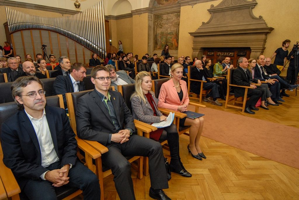 Výjimečné české i zahraniční osobnosti i instituce dnes v Plzni získaly Cenu Ladislava Sutnara, kterou uděluje Fakulta designu a umění Ladislava Sutnara Západočeské univerzity. Slavnostní ceremoniál se uskutečnil v obřadní síni radnice, předcházelo mu přijetí laureátů i vedení fakulty náměstkyní primátora Evou Herinkovou. (foto: 26.10.2015)