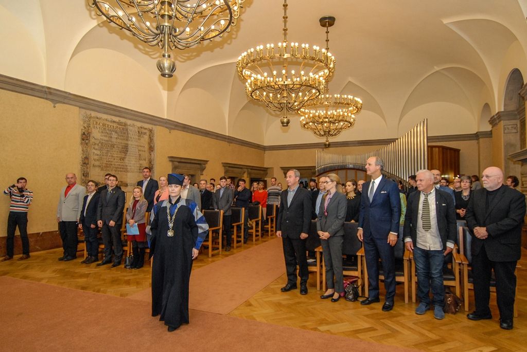 Výjimečné české i zahraniční osobnosti i instituce dnes v Plzni získaly Cenu Ladislava Sutnara, kterou uděluje Fakulta designu a umění Ladislava Sutnara Západočeské univerzity. Slavnostní ceremoniál se uskutečnil v obřadní síni radnice, předcházelo mu přijetí laureátů i vedení fakulty náměstkyní primátora Evou Herinkovou. (foto: 26.10.2015)