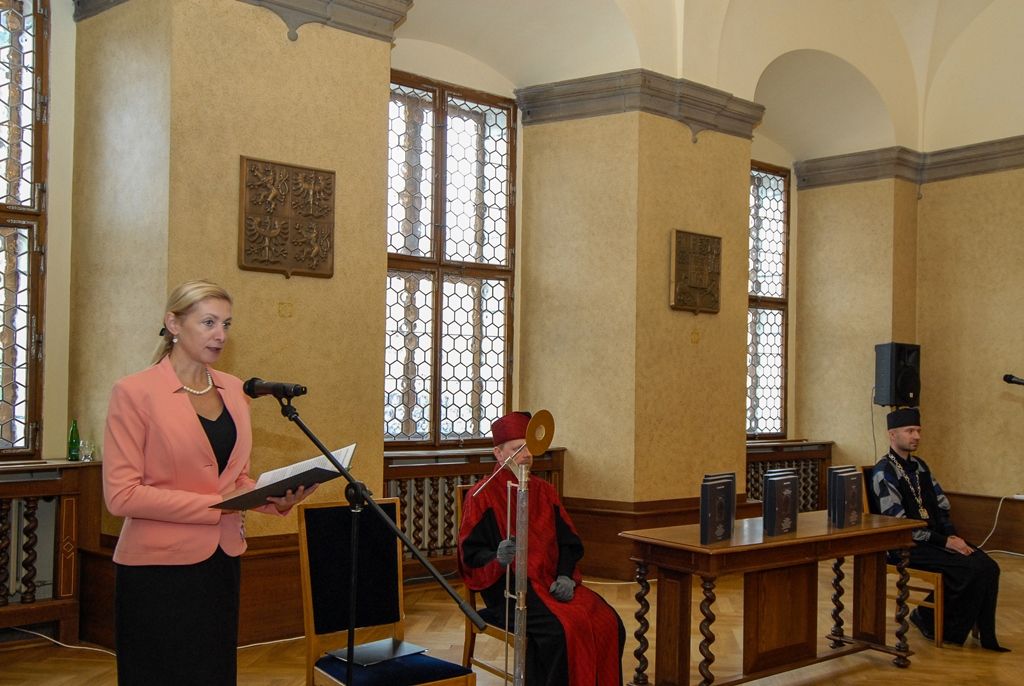 Výjimečné české i zahraniční osobnosti i instituce dnes v Plzni získaly Cenu Ladislava Sutnara, kterou uděluje Fakulta designu a umění Ladislava Sutnara Západočeské univerzity. Slavnostní ceremoniál se uskutečnil v obřadní síni radnice, předcházelo mu přijetí laureátů i vedení fakulty náměstkyní primátora Evou Herinkovou. (foto: 26.10.2015)