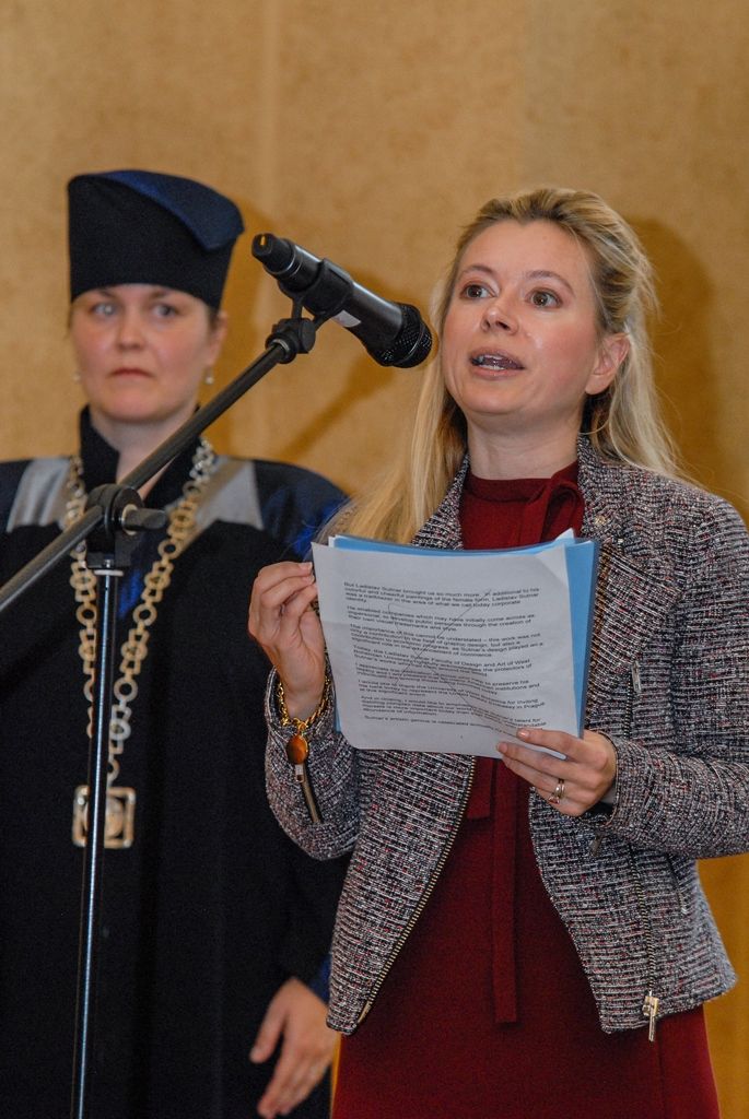 Výjimečné české i zahraniční osobnosti i instituce dnes v Plzni získaly Cenu Ladislava Sutnara, kterou uděluje Fakulta designu a umění Ladislava Sutnara Západočeské univerzity. Slavnostní ceremoniál se uskutečnil v obřadní síni radnice, předcházelo mu přijetí laureátů i vedení fakulty náměstkyní primátora Evou Herinkovou. (foto: 26.10.2015)