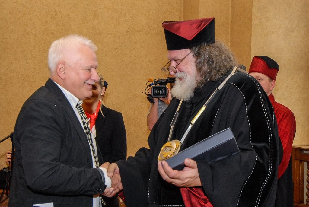 Výjimečné české i zahraniční osobnosti i instituce dnes v Plzni získaly Cenu Ladislava Sutnara, kterou uděluje Fakulta designu a umění Ladislava Sutnara Západočeské univerzity. Slavnostní ceremoniál se uskutečnil v obřadní síni radnice, předcházelo mu přijetí laureátů i vedení fakulty náměstkyní primátora Evou Herinkovou. (foto: 26.10.2015)