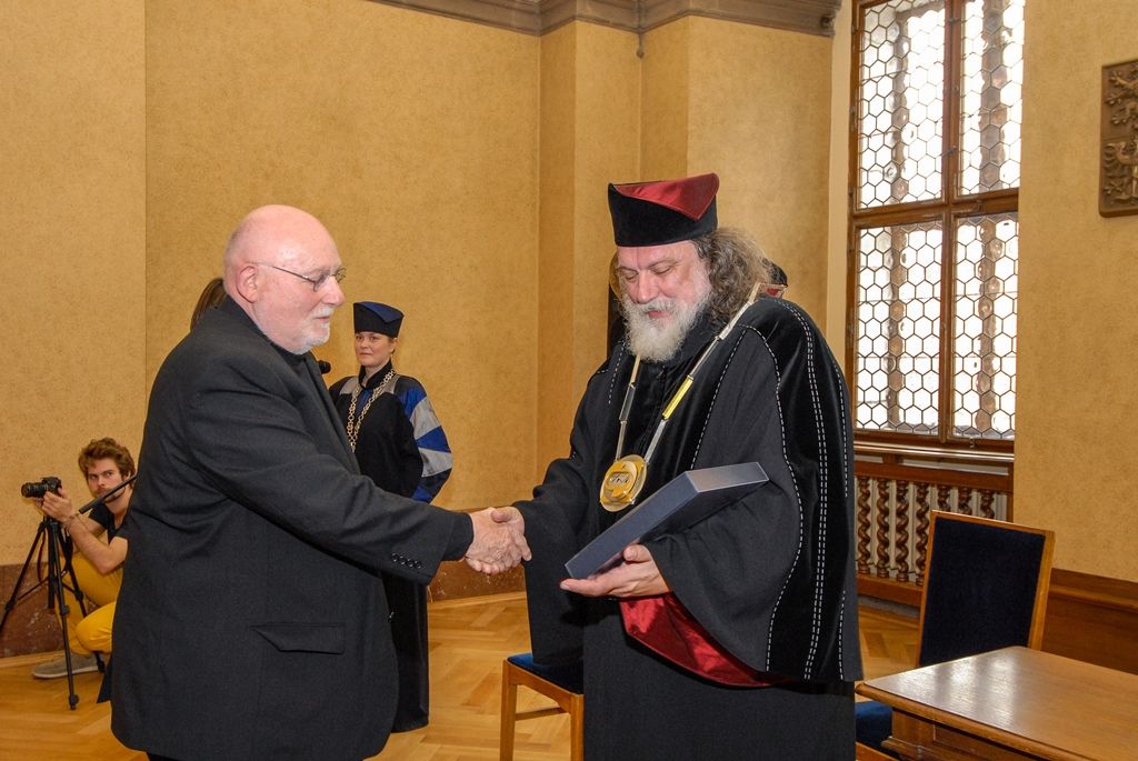 Výjimečné české i zahraniční osobnosti i instituce dnes v Plzni získaly Cenu Ladislava Sutnara, kterou uděluje Fakulta designu a umění Ladislava Sutnara Západočeské univerzity. Slavnostní ceremoniál se uskutečnil v obřadní síni radnice, předcházelo mu přijetí laureátů i vedení fakulty náměstkyní primátora Evou Herinkovou. (foto: 26.10.2015)