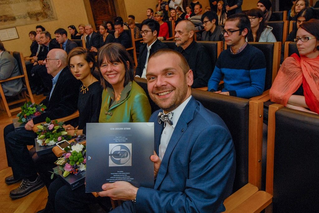 Výjimečné české i zahraniční osobnosti i instituce dnes v Plzni získaly Cenu Ladislava Sutnara, kterou uděluje Fakulta designu a umění Ladislava Sutnara Západočeské univerzity. Slavnostní ceremoniál se uskutečnil v obřadní síni radnice, předcházelo mu přijetí laureátů i vedení fakulty náměstkyní primátora Evou Herinkovou. (foto: 26.10.2015)
