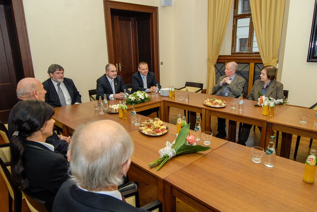 Uznávaný čtyřiatřicetiletý vědec Jaroslav Hrabák, jenž se věnuje výzkumu rozpoznávání takzvaných panrezistentních bakterií, získal dnes (28.10.2015) Cenu města Plzně. Ocenění si převzal z rukou primátora Martina Zrzaveckého, který při slavnostním setkání u příležitosti 97. výročí Dne vzniku samostatného Československa předal i plakety s vyobrazením městské historické pečetě, a to čtyřem laureátům. Plakety byly uděleny herečce Divadla Alfa Blance Josephové – Luňákové, majiteli domu s cennými interiéry Adolfa Loose Michalu Brummelovi, Jaroslavu Maškovi, jenž se přes 70 let věnoval výchově junácké mládeže v Plzni, a děkance Fakulty zdravotnických studií Západočeské univerzity v Plzni Iloně Mauritzové.