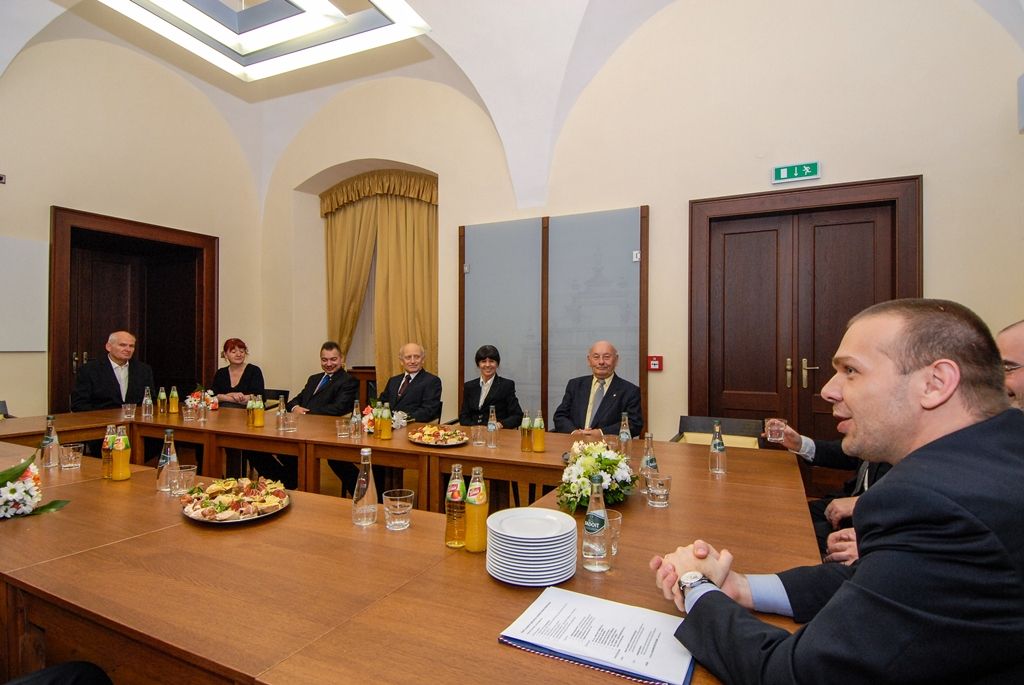 Uznávaný čtyřiatřicetiletý vědec Jaroslav Hrabák, jenž se věnuje výzkumu rozpoznávání takzvaných panrezistentních bakterií, získal dnes (28.10.2015) Cenu města Plzně. Ocenění si převzal z rukou primátora Martina Zrzaveckého, který při slavnostním setkání u příležitosti 97. výročí Dne vzniku samostatného Československa předal i plakety s vyobrazením městské historické pečetě, a to čtyřem laureátům. Plakety byly uděleny herečce Divadla Alfa Blance Josephové – Luňákové, majiteli domu s cennými interiéry Adolfa Loose Michalu Brummelovi, Jaroslavu Maškovi, jenž se přes 70 let věnoval výchově junácké mládeže v Plzni, a děkance Fakulty zdravotnických studií Západočeské univerzity v Plzni Iloně Mauritzové.