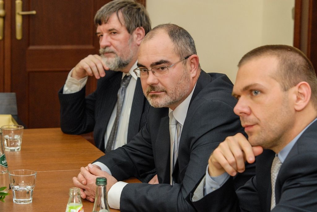 Uznávaný čtyřiatřicetiletý vědec Jaroslav Hrabák, jenž se věnuje výzkumu rozpoznávání takzvaných panrezistentních bakterií, získal dnes (28.10.2015) Cenu města Plzně. Ocenění si převzal z rukou primátora Martina Zrzaveckého, který při slavnostním setkání u příležitosti 97. výročí Dne vzniku samostatného Československa předal i plakety s vyobrazením městské historické pečetě, a to čtyřem laureátům. Plakety byly uděleny herečce Divadla Alfa Blance Josephové – Luňákové, majiteli domu s cennými interiéry Adolfa Loose Michalu Brummelovi, Jaroslavu Maškovi, jenž se přes 70 let věnoval výchově junácké mládeže v Plzni, a děkance Fakulty zdravotnických studií Západočeské univerzity v Plzni Iloně Mauritzové.