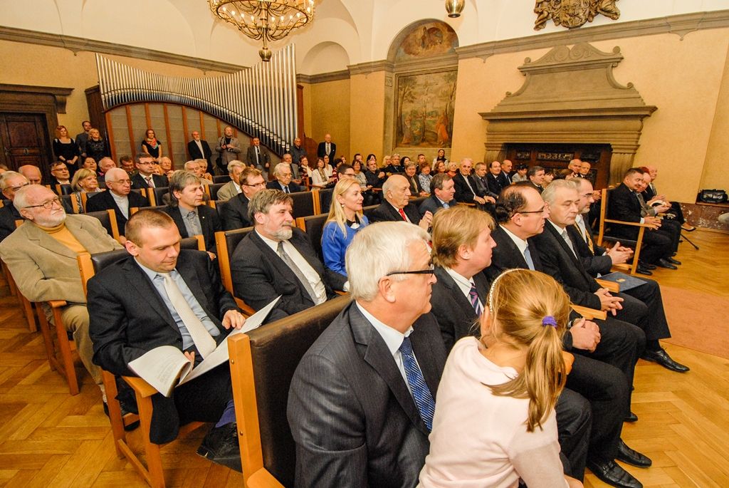 Uznávaný čtyřiatřicetiletý vědec Jaroslav Hrabák, jenž se věnuje výzkumu rozpoznávání takzvaných panrezistentních bakterií, získal dnes (28.10.2015) Cenu města Plzně. Ocenění si převzal z rukou primátora Martina Zrzaveckého, který při slavnostním setkání u příležitosti 97. výročí Dne vzniku samostatného Československa předal i plakety s vyobrazením městské historické pečetě, a to čtyřem laureátům. Plakety byly uděleny herečce Divadla Alfa Blance Josephové – Luňákové, majiteli domu s cennými interiéry Adolfa Loose Michalu Brummelovi, Jaroslavu Maškovi, jenž se přes 70 let věnoval výchově junácké mládeže v Plzni, a děkance Fakulty zdravotnických studií Západočeské univerzity v Plzni Iloně Mauritzové.