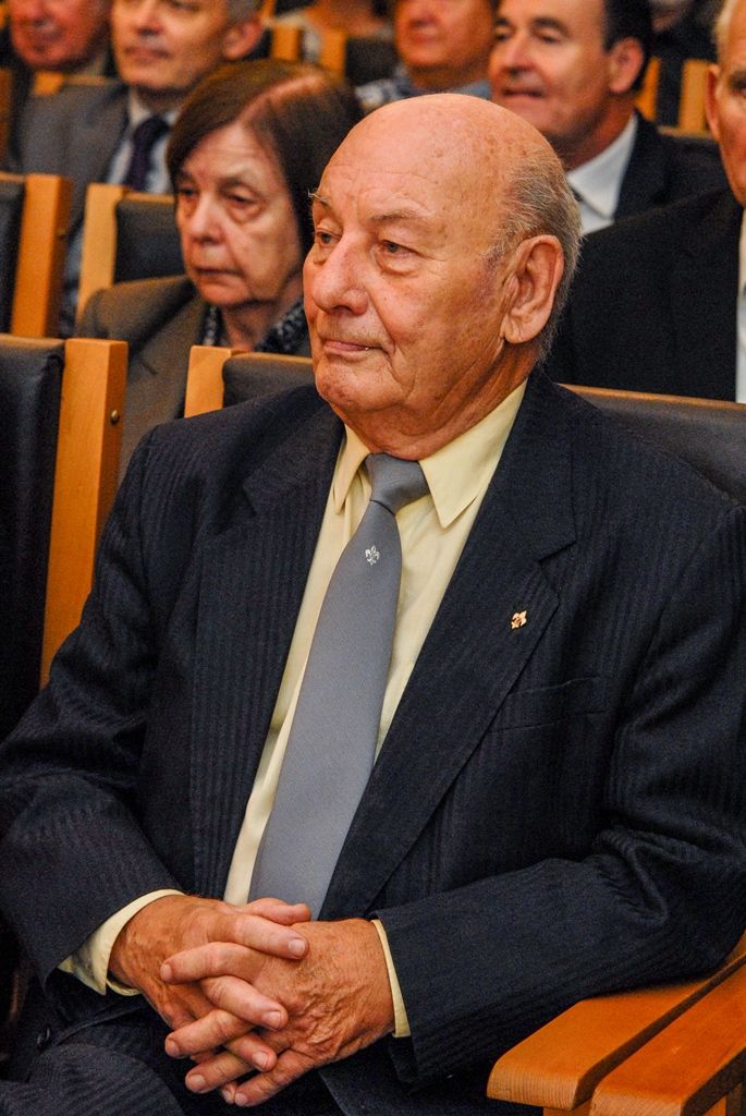 Uznávaný čtyřiatřicetiletý vědec Jaroslav Hrabák, jenž se věnuje výzkumu rozpoznávání takzvaných panrezistentních bakterií, získal dnes (28.10.2015) Cenu města Plzně. Ocenění si převzal z rukou primátora Martina Zrzaveckého, který při slavnostním setkání u příležitosti 97. výročí Dne vzniku samostatného Československa předal i plakety s vyobrazením městské historické pečetě, a to čtyřem laureátům. Plakety byly uděleny herečce Divadla Alfa Blance Josephové – Luňákové, majiteli domu s cennými interiéry Adolfa Loose Michalu Brummelovi, Jaroslavu Maškovi, jenž se přes 70 let věnoval výchově junácké mládeže v Plzni, a děkance Fakulty zdravotnických studií Západočeské univerzity v Plzni Iloně Mauritzové.