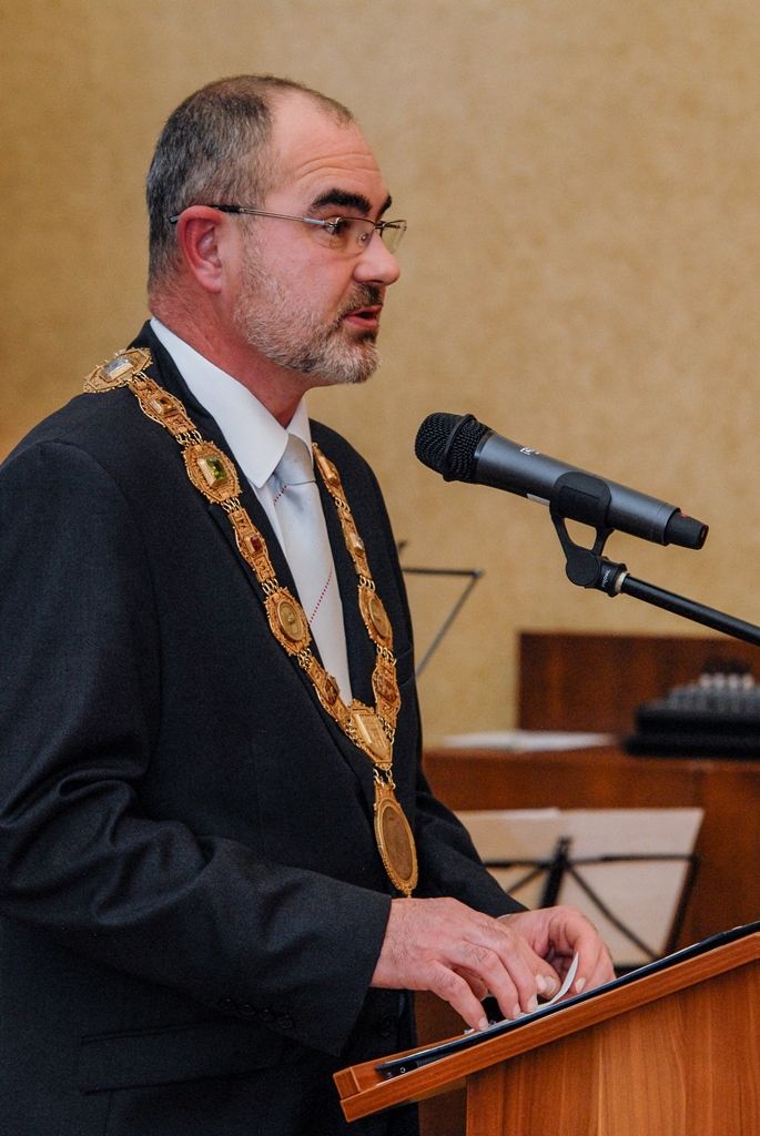 Uznávaný čtyřiatřicetiletý vědec Jaroslav Hrabák, jenž se věnuje výzkumu rozpoznávání takzvaných panrezistentních bakterií, získal dnes (28.10.2015) Cenu města Plzně. Ocenění si převzal z rukou primátora Martina Zrzaveckého, který při slavnostním setkání u příležitosti 97. výročí Dne vzniku samostatného Československa předal i plakety s vyobrazením městské historické pečetě, a to čtyřem laureátům. Plakety byly uděleny herečce Divadla Alfa Blance Josephové – Luňákové, majiteli domu s cennými interiéry Adolfa Loose Michalu Brummelovi, Jaroslavu Maškovi, jenž se přes 70 let věnoval výchově junácké mládeže v Plzni, a děkance Fakulty zdravotnických studií Západočeské univerzity v Plzni Iloně Mauritzové.