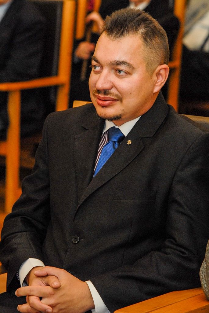 Uznávaný čtyřiatřicetiletý vědec Jaroslav Hrabák, jenž se věnuje výzkumu rozpoznávání takzvaných panrezistentních bakterií, získal dnes (28.10.2015) Cenu města Plzně. Ocenění si převzal z rukou primátora Martina Zrzaveckého, který při slavnostním setkání u příležitosti 97. výročí Dne vzniku samostatného Československa předal i plakety s vyobrazením městské historické pečetě, a to čtyřem laureátům. Plakety byly uděleny herečce Divadla Alfa Blance Josephové – Luňákové, majiteli domu s cennými interiéry Adolfa Loose Michalu Brummelovi, Jaroslavu Maškovi, jenž se přes 70 let věnoval výchově junácké mládeže v Plzni, a děkance Fakulty zdravotnických studií Západočeské univerzity v Plzni Iloně Mauritzové.