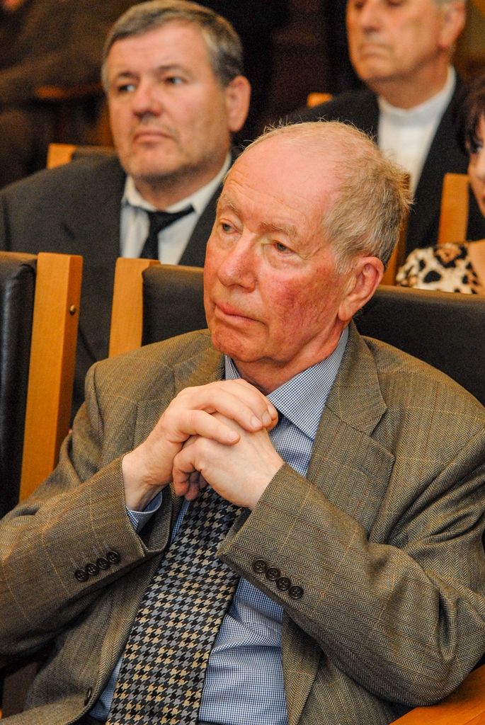 Uznávaný čtyřiatřicetiletý vědec Jaroslav Hrabák, jenž se věnuje výzkumu rozpoznávání takzvaných panrezistentních bakterií, získal dnes (28.10.2015) Cenu města Plzně. Ocenění si převzal z rukou primátora Martina Zrzaveckého, který při slavnostním setkání u příležitosti 97. výročí Dne vzniku samostatného Československa předal i plakety s vyobrazením městské historické pečetě, a to čtyřem laureátům. Plakety byly uděleny herečce Divadla Alfa Blance Josephové – Luňákové, majiteli domu s cennými interiéry Adolfa Loose Michalu Brummelovi, Jaroslavu Maškovi, jenž se přes 70 let věnoval výchově junácké mládeže v Plzni, a děkance Fakulty zdravotnických studií Západočeské univerzity v Plzni Iloně Mauritzové.