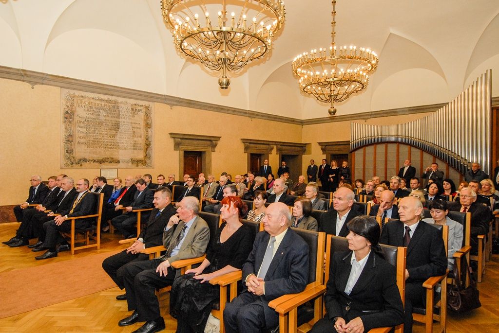 Uznávaný čtyřiatřicetiletý vědec Jaroslav Hrabák, jenž se věnuje výzkumu rozpoznávání takzvaných panrezistentních bakterií, získal dnes (28.10.2015) Cenu města Plzně. Ocenění si převzal z rukou primátora Martina Zrzaveckého, který při slavnostním setkání u příležitosti 97. výročí Dne vzniku samostatného Československa předal i plakety s vyobrazením městské historické pečetě, a to čtyřem laureátům. Plakety byly uděleny herečce Divadla Alfa Blance Josephové – Luňákové, majiteli domu s cennými interiéry Adolfa Loose Michalu Brummelovi, Jaroslavu Maškovi, jenž se přes 70 let věnoval výchově junácké mládeže v Plzni, a děkance Fakulty zdravotnických studií Západočeské univerzity v Plzni Iloně Mauritzové.