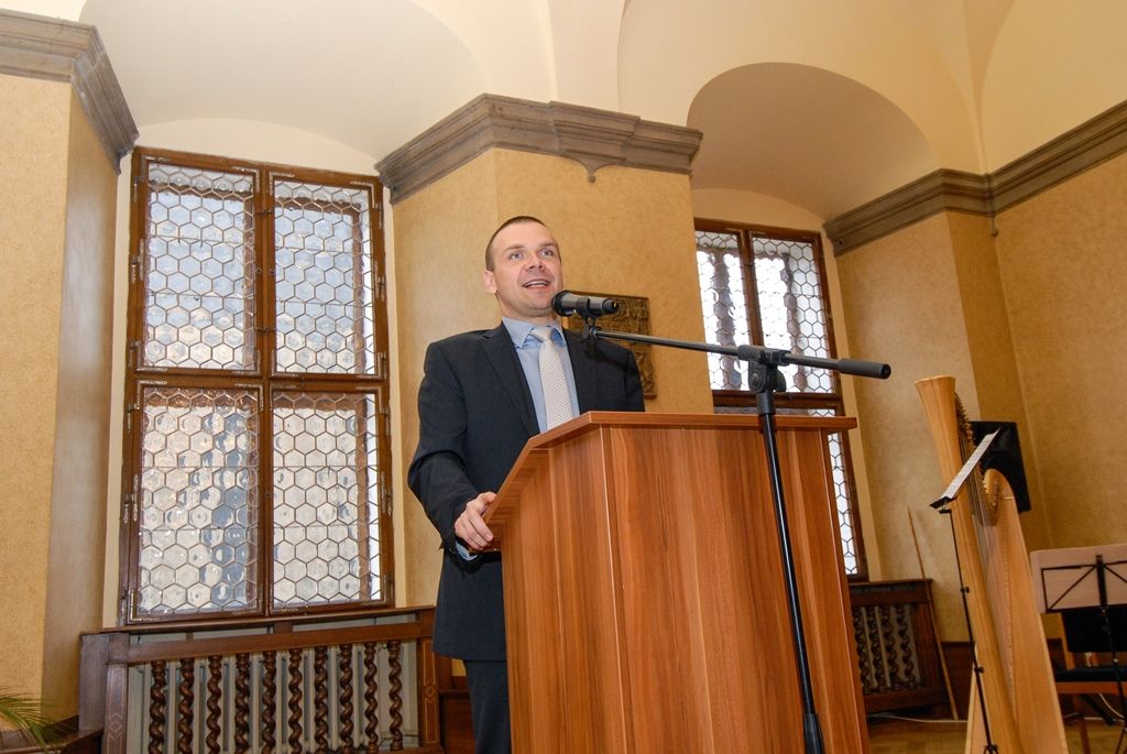 Uznávaný čtyřiatřicetiletý vědec Jaroslav Hrabák, jenž se věnuje výzkumu rozpoznávání takzvaných panrezistentních bakterií, získal dnes (28.10.2015) Cenu města Plzně. Ocenění si převzal z rukou primátora Martina Zrzaveckého, který při slavnostním setkání u příležitosti 97. výročí Dne vzniku samostatného Československa předal i plakety s vyobrazením městské historické pečetě, a to čtyřem laureátům. Plakety byly uděleny herečce Divadla Alfa Blance Josephové – Luňákové, majiteli domu s cennými interiéry Adolfa Loose Michalu Brummelovi, Jaroslavu Maškovi, jenž se přes 70 let věnoval výchově junácké mládeže v Plzni, a děkance Fakulty zdravotnických studií Západočeské univerzity v Plzni Iloně Mauritzové.