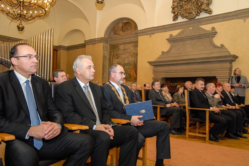 Uznávaný čtyřiatřicetiletý vědec Jaroslav Hrabák, jenž se věnuje výzkumu rozpoznávání takzvaných panrezistentních bakterií, získal dnes (28.10.2015) Cenu města Plzně. Ocenění si převzal z rukou primátora Martina Zrzaveckého, který při slavnostním setkání u příležitosti 97. výročí Dne vzniku samostatného Československa předal i plakety s vyobrazením městské historické pečetě, a to čtyřem laureátům. Plakety byly uděleny herečce Divadla Alfa Blance Josephové – Luňákové, majiteli domu s cennými interiéry Adolfa Loose Michalu Brummelovi, Jaroslavu Maškovi, jenž se přes 70 let věnoval výchově junácké mládeže v Plzni, a děkance Fakulty zdravotnických studií Západočeské univerzity v Plzni Iloně Mauritzové.