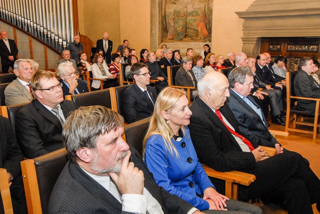 Uznávaný čtyřiatřicetiletý vědec Jaroslav Hrabák, jenž se věnuje výzkumu rozpoznávání takzvaných panrezistentních bakterií, získal dnes (28.10.2015) Cenu města Plzně. Ocenění si převzal z rukou primátora Martina Zrzaveckého, který při slavnostním setkání u příležitosti 97. výročí Dne vzniku samostatného Československa předal i plakety s vyobrazením městské historické pečetě, a to čtyřem laureátům. Plakety byly uděleny herečce Divadla Alfa Blance Josephové – Luňákové, majiteli domu s cennými interiéry Adolfa Loose Michalu Brummelovi, Jaroslavu Maškovi, jenž se přes 70 let věnoval výchově junácké mládeže v Plzni, a děkance Fakulty zdravotnických studií Západočeské univerzity v Plzni Iloně Mauritzové.