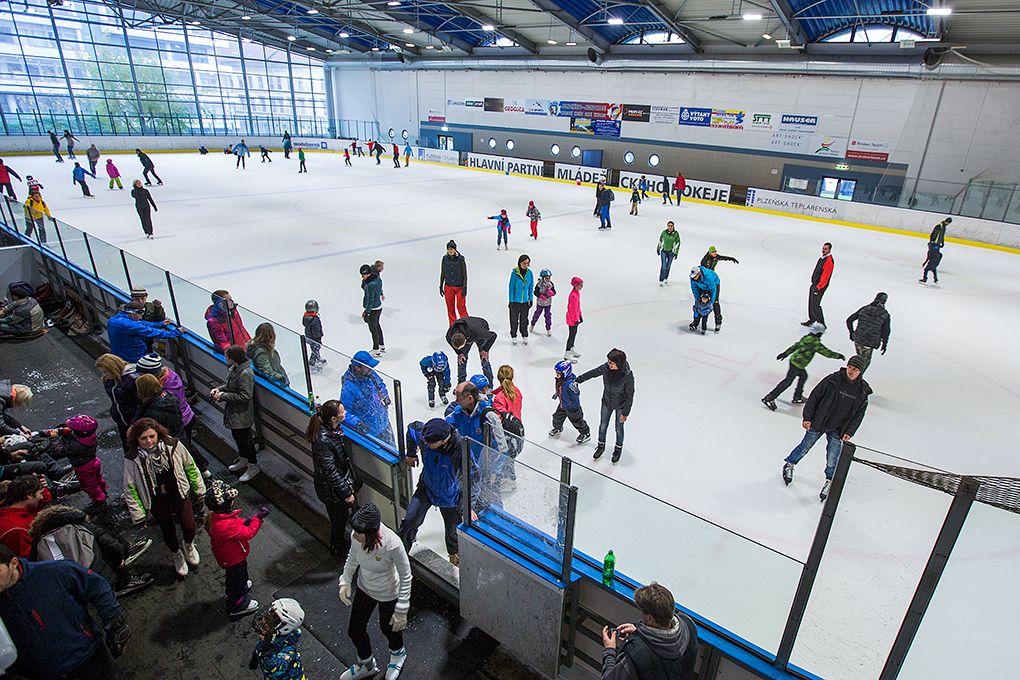 Zdarma nebo za symbolické vstupné 28 korun měli lidé možnost 28. 10. 2015 od dopoledních hodin navštívit vyhledávané turistické cíle, naplněny byly komentované prohlídky radnice, Měšťanské besedy či interiérů Adolfa Loose. Nejen připravený program, ale i podvečerní slavnostní shromáždění u Památníku národního osvobození na náměstí T. G. Masaryka připomnělo 97. výročí založení Československého státu. Za účasti zástupců Poslanecké sněmovny a Senátu Parlamentu České republiky, Plzeňské kraje, města Plzně a dalších institucí vzpomněl primátor města Martin Zrzavecký na významný den naší historie i na takzvané „muže října“, kteří se stali základem úspěchu a prosperity tehdejšího Československa.