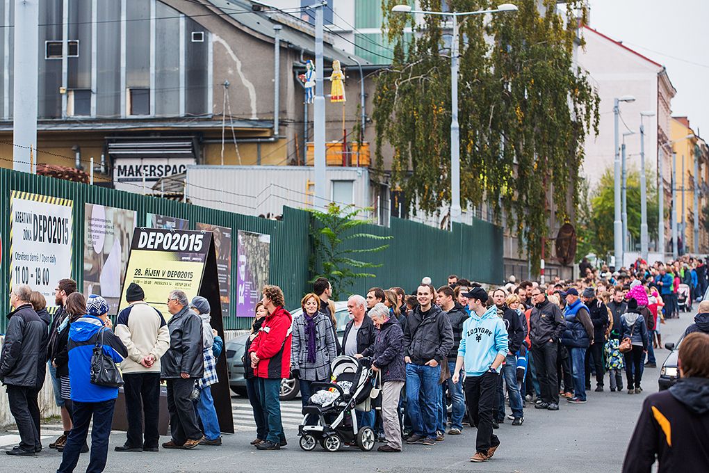 Zdarma nebo za symbolické vstupné 28 korun měli lidé možnost 28. 10. 2015 od dopoledních hodin navštívit vyhledávané turistické cíle, naplněny byly komentované prohlídky radnice, Měšťanské besedy či interiérů Adolfa Loose. Nejen připravený program, ale i podvečerní slavnostní shromáždění u Památníku národního osvobození na náměstí T. G. Masaryka připomnělo 97. výročí založení Československého státu. Za účasti zástupců Poslanecké sněmovny a Senátu Parlamentu České republiky, Plzeňské kraje, města Plzně a dalších institucí vzpomněl primátor města Martin Zrzavecký na významný den naší historie i na takzvané „muže října“, kteří se stali základem úspěchu a prosperity tehdejšího Československa.